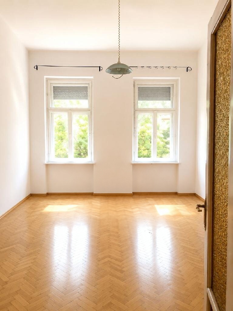 Világos utcai szoba két nagy ablakkal és halszálka parkettával - eladó lakás, Budapest VIII. kerület