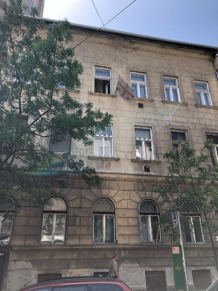 Klasszikus, többszintes bérház homlokzata fákkal - Budapest VIII. kerület