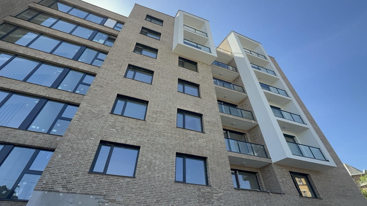 Üvegkorlátos erkélyek a modern homlokzaton